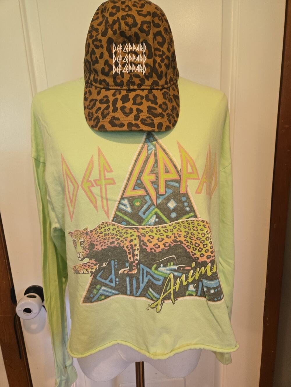 Def Leppard Long Sleeved Green Leopard Crop With Leopard Print Hat Womens